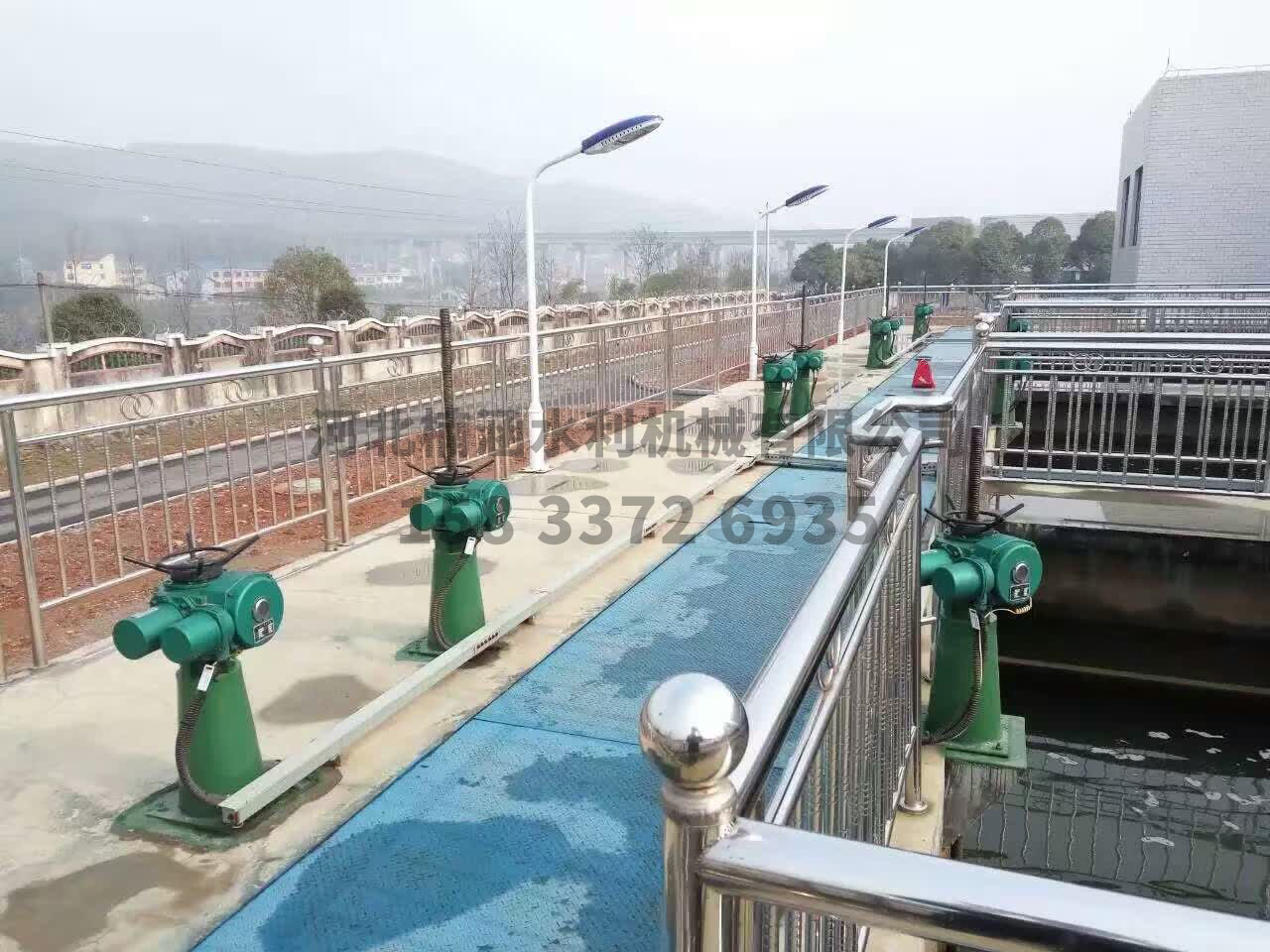 湖北自來水廠手電兩用啟閉機鑄鐵鑲銅閘門安裝案例